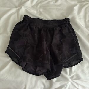 Lululemon size 4 tall hotty hot black camo shorts